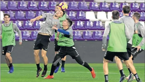  ??  ?? INTENSIDAD. Pese a ser un partido de entrenamie­nto, los jugadores se aplicaron antes de irse de vacaciones.