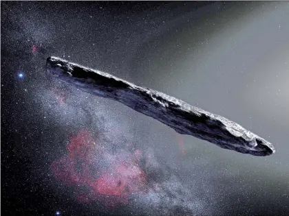  ??  ?? Recreación artística de Oumuamua, el misterioso objeto que fue descubiert­o el 19 de octubre por el telescopio PanSTARRS1. Tiene 400 metros de largo ■ Foto Afp