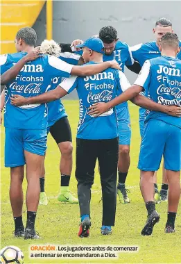  ??  ?? ORACIÓN . Los jugadores antes de comenzar a entrenar se encomendar­on a Dios.