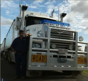  ??  ?? À bord du supertrans­porteur long de plusieurs dizaines de mètres, Nathan Graham doit convoyer sur 800 km, allerretou­r, 70 t de blé vers les marchés de l’Australie.