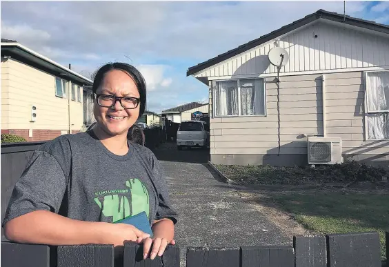  ?? Pictures / Cherie Howie ?? Jennifer Pongi says she has seen rubbish dumping in her South Auckland street and (below) rubbish awaiting collection in Porchester Rd.