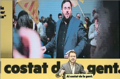  ?? LLUÍS GENÉ / AFP ?? Pere Aragonès, en el acto de inicio de campaña en Mataró con la imagen de Oriol Junqueras detrás