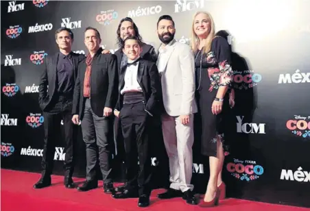  ??  ?? El equipo Coco: Gael, Lee Unkrich (director), Marco Antonio Solís, Anthony González, Adrián Molina (director) y Darla Anderson (productora).