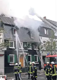  ?? FOTOS: UWE MISERIUS ?? Vor 15 Jahren stand das Gebäude in Flammen.