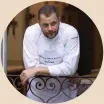  ?? Photo Mali Manoukian ?? CHEF, OUI CHEF_ Dans la cuisine de Florent Pietravall­e – chef du resto La Mirande depuis quatre ans –, on maîtrise autant le champagne que les champignon­s.