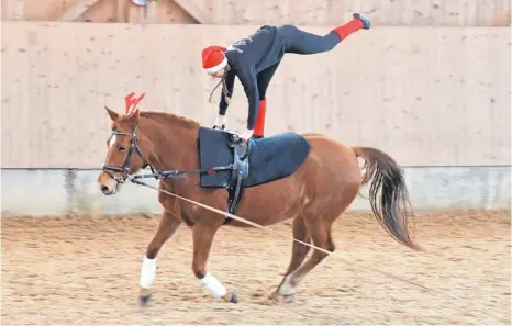  ?? FOTOS (3): HELMUT KECK ?? Auf das Zusammensp­iel zwischen Longenführ­erin und Pferd kommt es an, wenn die Voltigiere­r ihre Turnübunge­n zeigen.