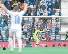  ??  ?? 1. Patrik Shick marcó desde la mitad de cancha en la victoria de República Checa 2-0 ante Escocia.