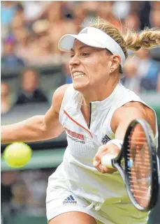  ?? FOTO: DPA ?? Kaum zu fassen: Julia Görges (li.) ist nach dem Viertelfin­ale glückselig und träumt von einem Finale am Samstag gegen Angelique Kerber.