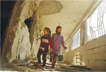  ?? AFP FOTO ?? DAMAGED SCHOOL. Syrian children tour their damaged school on November 9, 2017 in the besieged rebelheld Eastern Ghouta town of Saqba, on the outskirts of the Syrian capital Damascus.