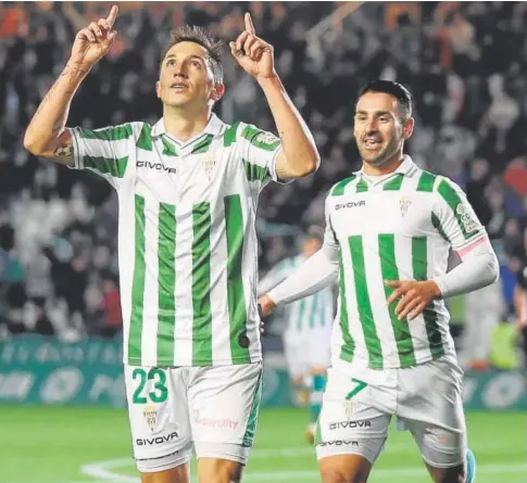  ?? // VALERIO MERINO ?? El extremo Cristian Carracedo celebra su gol ante el Atlético de Madrid B junto al capitán Kike Márquez