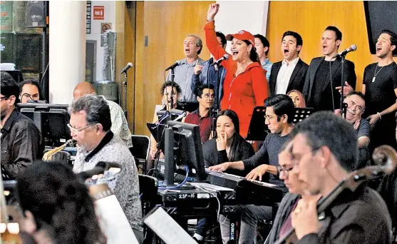  ??  ?? Daniela Romo y el elenco del musical hicieron la unión con los músicos.