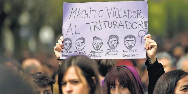  ?? ÁLVARO BARRIENTOS / AP ?? Manifestac­ión contra la sentencia de La Manada, en Pamplona en abril de 2018.