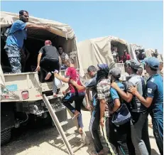  ?? AHMAD AL -RUBAYE/AFP/GET TY IMAGES ?? Shiite volunteers board military trucks Wednesday as they join the Iraqi army to fight against Islamic State militants.