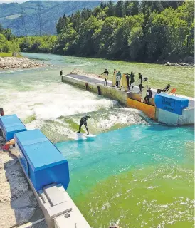  ?? Foto: Andreas Danzer ?? Bei Ebensee befindet sich die wohl größte künstliche stehende Surfwelle Europas. Sie ist zehn Meter breit und bis zu 1,5 Meter hoch.