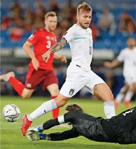  ?? REUTERS ?? Italien-star Ciro Immobile bringt den Ball nicht an Nati-goalie Yann Sommer vorbei.