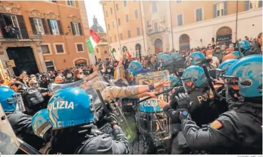  ?? GIUSEPPE LAMI / EFE ?? Comerciant­es, tenderos y restaurado­res se enfrentan a la Policía ayer durante una protesta junto a la Cámara de Diputados en Roma.