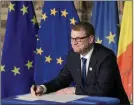  ?? FOTO: TIZIANA FABI ?? DEKLARATIO­N. Juha Sipilä underteckn­ar den nya Romdeklara­tionen.
