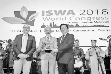  ??  ?? Raja Kamarul (centre) is pictured with Mavropoulo­s (left) and Ho (right) at the opening of ISWA World Congress 2018, which officially kicked off yesterday at the Kuala Lumpur Convention Centre.