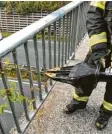  ?? Foto: Berufsfeue­rwehr Augsburg ?? Mit diesem Gerät hat die Feuerwehr ei‰ nen Jungen aus einem Brückengel­änder befreit.