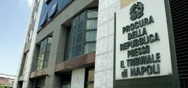  ??  ?? Gli uffici L’ingresso della Procura della Repubblica presso il tribunale di Napoli, al Centro direzional­e