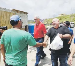  ?? Andre.kang@gfrmedia.com ?? Rivera Schatz y Méndez repartiero­n artículos de primera necesidad a familias afectadas por Irma en la comunidad Villa Muñeca.