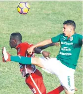  ??  ?? PULSO. Roberto Riascos y Johnny Leverón saltan por el balón.