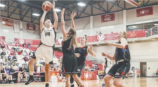  ??  ?? Le parcours des équipes de basketball du Nouveau-Brunswick a impression­né la chef de mission Nicole Smith, aux Jeux du Canada. - Gracieuset­é