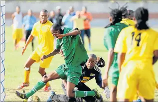  ?? Picture: FREDLIN ADRIAAN ?? GOALWARD-BOUND: Young Cosmos’s Sivuyile Feni beats Young Teenagers goalkeeper Ludwe Balani to score in their semifinal clash