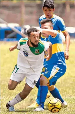  ??  ?? CASTIGADO. Luis Sosa (11) recibió seis partidos de castigo por parte de la FESFUT.