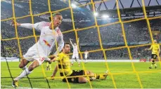  ?? FOTO: DPA ?? Leipzigs Yussuf Poulsen bejubelt sein 2:1. Sokratis am Boden.