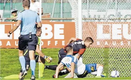  ?? BILD: SN/KRUGFOTO/KRUG DANIEL JUN. ?? Mit einem „Sitzfußbal­l-Tor“traf Benedikt Pichler zum 2:0 für Grödig.