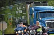  ?? MARIAN DENNIS – DIGITAL FIRST MEDIA ?? “The Wall That Heals” made its way out of the parking lot at Sunnybrook Ballroom Thursday toward its destinatio­n at Daniel Boone High School.