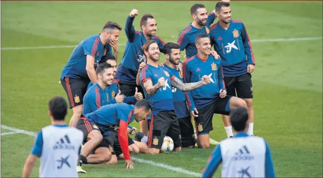  ??  ?? RAMOS, EN EL CENTRO DE TODO. Foto de familia de la selección española ayer sobre el césped de El Molinón-Quini, donde hoy España se enfrenta a Islas Feroe.