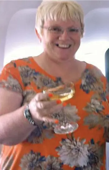  ??  ?? Cheers: Jackie Ardley enjoys a glass on bubbly aboard her Las Vegas flight