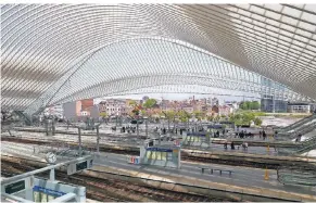  ??  ?? Grandioses Entrée: Wer in Santiago Calatravas’ spektakulä­rem Bahnhof Liège-guillemins ankommt, bekommt einen guten ersten Eindruck von der Stadt.