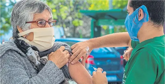  ??  ?? En la calle. El viernes, cuando hubo aglomeradc­ión en los bancos, y en los siguientes díasde pago, muchos abuelos recibieron la dosis.