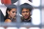  ?? EPA ?? TAMU SPESIAL: Neymar (kanan) ditemani kekasihnya, Bruna Marquezine, di pesta ultahnya kemarin.