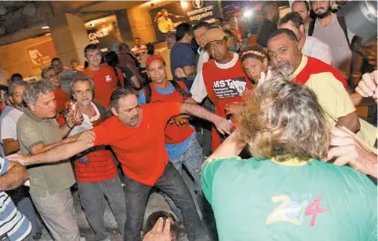  ??  ?? Simpatizan­tes y detractore­s del ex presidente Lula da Silva en Belo Horizonte.