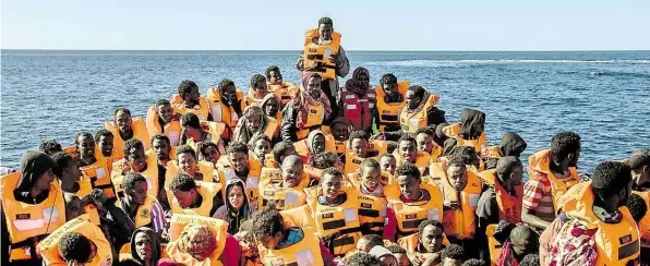  ?? PALACIOS ?? Wie kann man Migrations­ströme – wie hier von afrikanisc­hen Flüchtling­en nach Europa – besser steuern? Das will der UN-Migrations­pakt regeln.DPA-BILD: