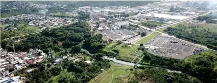  ??  ?? PANORÁMICA. La Refinería de Esmeraldas actualment­e quedó dentro de la zona poblada.