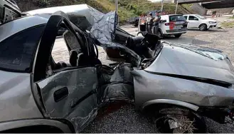  ?? Rivaldo Gomes/Folhapress ?? » TRAGÉDIA NO TRÂNSITO Casal e criança morrem depois que o carro em que estavam bateu em poste em avenida na zona norte de São Paulo, próximo do acesso ao Rodoanel