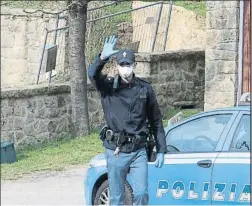  ?? FOTO: EFE ?? Un agente de Policía con máscara en Vo’ Euganeo, Padua, al norte de Italia