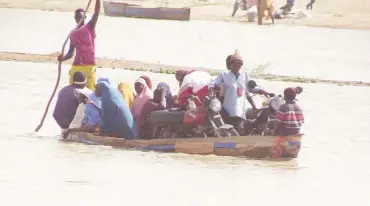  ?? ?? Commuters using a local canoe in Daba