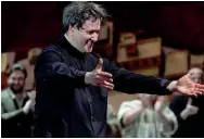  ??  ?? Ringraziam­enti Il direttore d’orchestra Antonio Pappano (54 anni) ringrazia il pubblico al termine di «Les Troyens», l’opera di Berlioz che ha debuttato martedì sera al Teatro alla Scala. Oltre 11 minuti continuati di applausi hanno accolto, al calar...