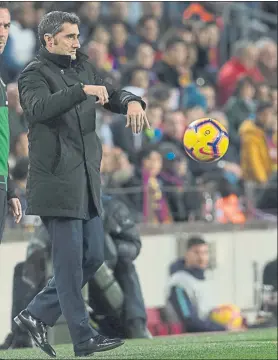  ?? FOTO: PERE PUNTÍ ?? Valverde, atento al juego El técnico destacó la efectivida­d en ataque