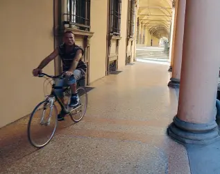  ??  ?? Sotto i portici Un ciclista che viaggia sotto i portici in strada Maggiore: è uno dei comportame­nti più nel mirino di Palazzo d’Accursio