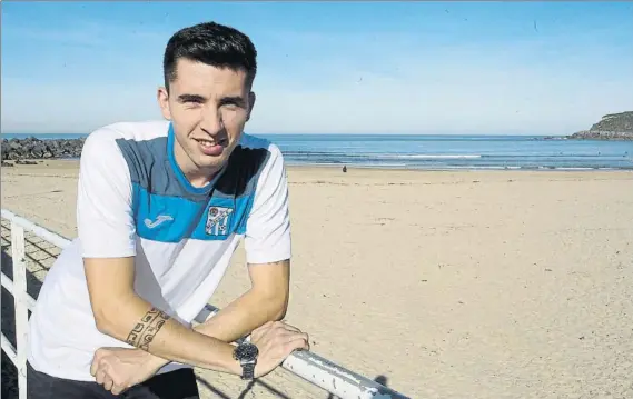  ?? FOTO: UNCITI ?? Pablo Balerdi, jugador del Beasain, posa para Mundo Deportivo con la camiseta del conjunto vagonero