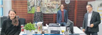  ?? FOTO: LANDKREIS ?? Die Volontäre (von links) Lisa Blum, Melanie Löckel und Benjamin Riehl mit dem Leiter des Kulturbetr­iebs im Landkreis Ravensburg, Maximilian Eiden.