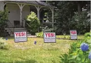  ?? Tyler Sizemore/Hearst Connecticu­t Media file photo ?? Signs on display in July comment a proposed developmen­t in New Canaan.