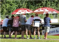  ?? Foto: Karin Tautz ?? Obwohl der erste Heimauftri­tt in die Hose ging, stehen die Fans des TSV Meitingen noch immer hinter ihrer Mannschaft. Eine ganze Reihe von ihnen haben den TSV zuletzt auch nach Aindling begleitet.